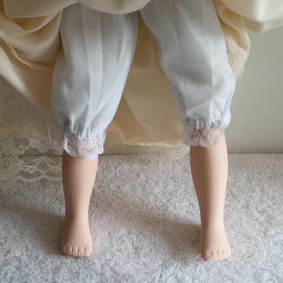 Heavenly Angel Hope Porcelain Doll by The Heritage Collection Christmas - Picture 7 of 17